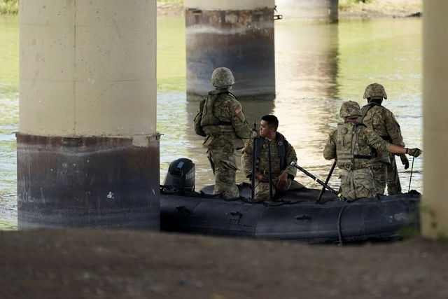 Los funcionarios de ambos lados de la frontera siguen buscando posibles víctimas. Foto Ap