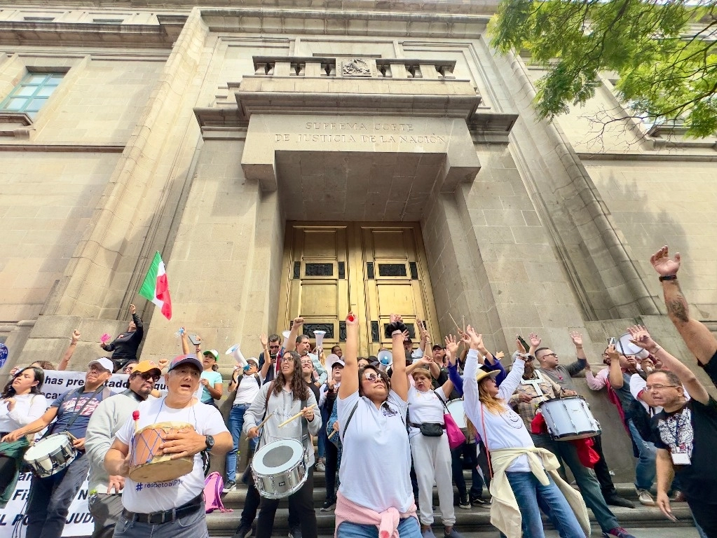 Trabajadores del PJF protestan afuera de la SCJN contra la reforma judicial, el pasado 3 de octubre. Foto Roberto García Ortiz 