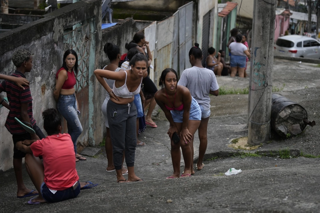 Residentes observan atentos el operativo policíaco en la favela Vila Cruzeiro, en Río de Janeiro, Brasil, el 11 de febrero de 2022. Foto Ap