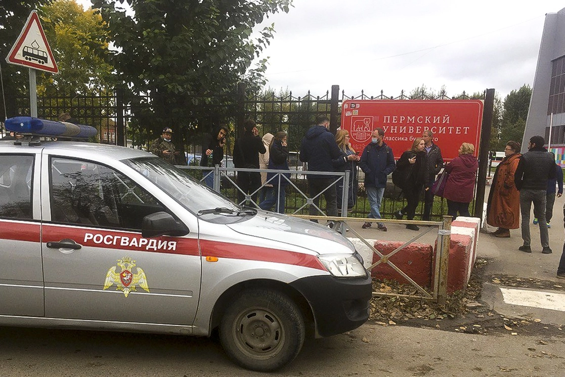 Gente reunida frente a la Universidad de Perm, Rusia, ya bajo vigilancia de la Guardia Nacional, después del tiroteo, el 20 de septiembre de 2021. Foto Ap