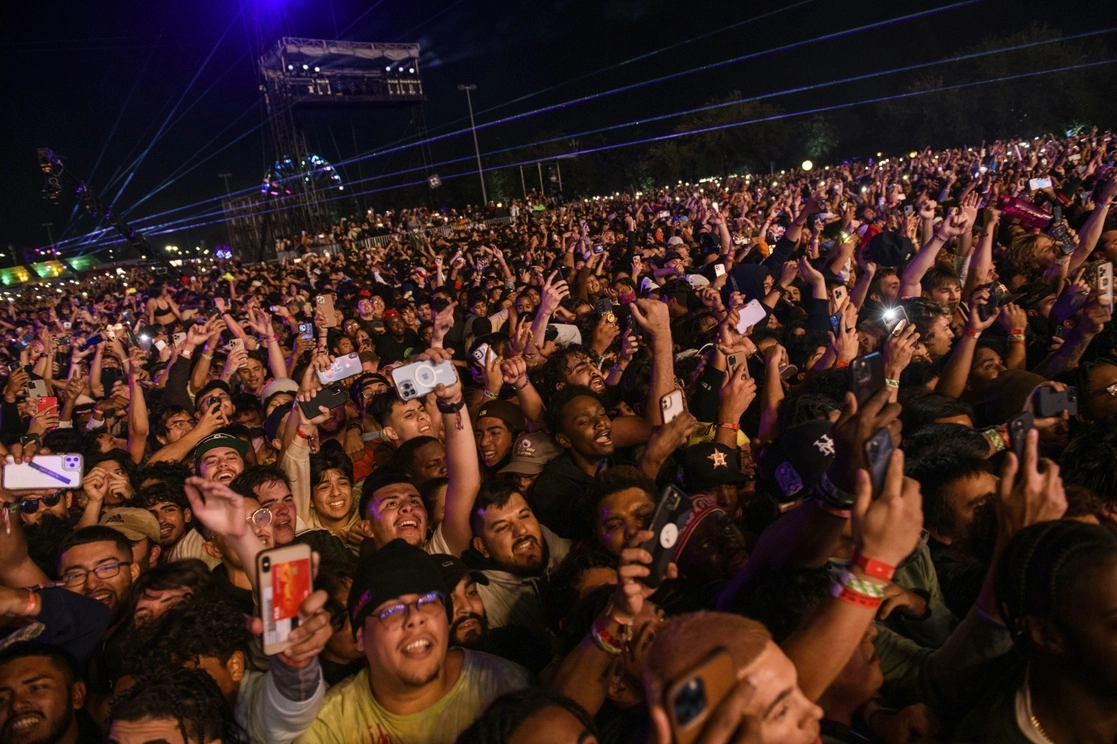 Al menos ocho personas murieron y varias resultaron heridas el viernes en el festival de música Astroworld, en Houston, debido a una avalancha, informaron las autoridades. Foto Jamaal Ellis / Houston Chronicle vía Ap

