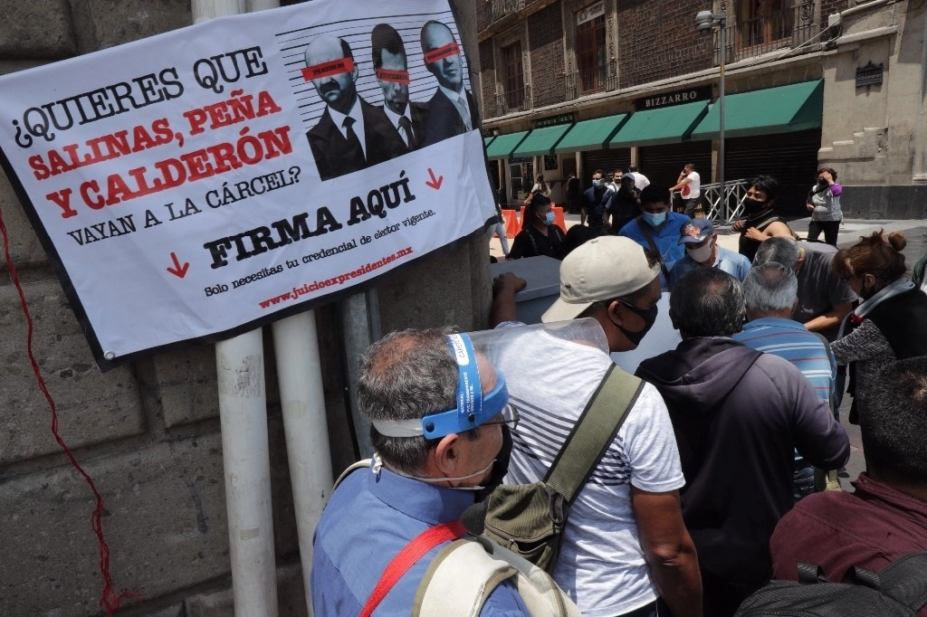 Ciudadanos firman a favor del juicio contra ex presidentes. Foto Roberto García Ortiz / Archivo