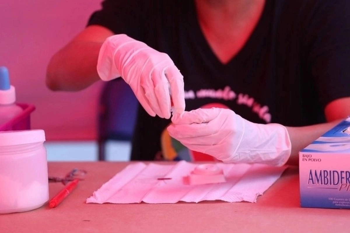 Personal de salud prepara una prueba de VIH en imagen de archivo. 