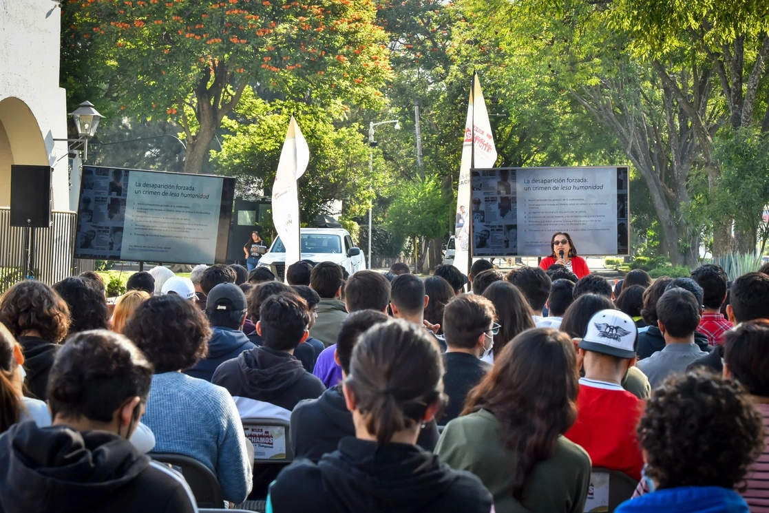 Al menos 120 estudiantes y profesores del Centro Universitario de Ciencias Exactas e Ingenierías de la Universidad de Guadalajara, en una conferencia que impartió Carmen Chinas, coordinadora del Comité Universitario de Análisis en Materia de Personas Desaparecidas de esa institución. Foto cortesía UdeG