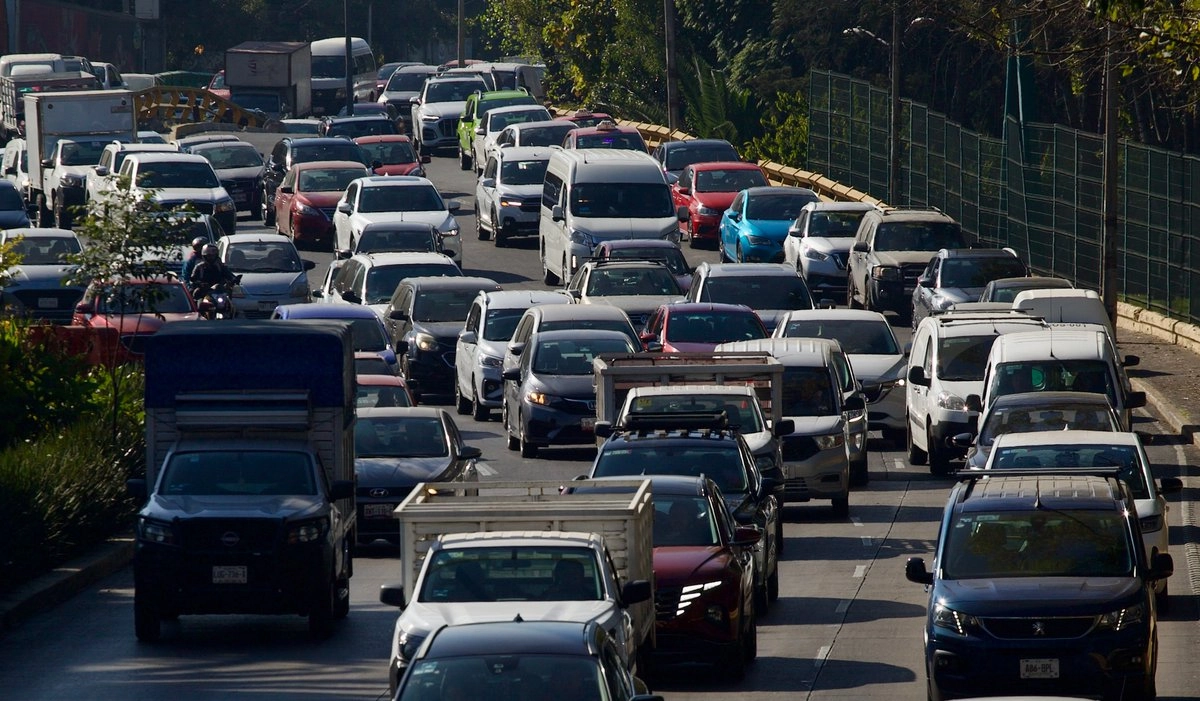  Las principales vialidades de la capital se ven rebasadas no solo por la alta afluencia de automovilistas en horas pico, sino por obras, percances y unidades de carga que entorpecen el tránsito.