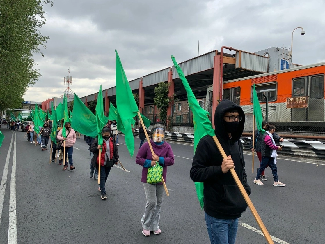 A su paso rumbo al Zócalo, se originó un gran conflicto vial sobre San Antonio Abad y Tlalpan. Foto Alfredo Domínguez