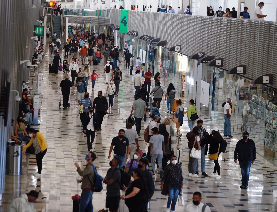 Pasajeros en el Aeropuerto Internacional de la Ciudad de México. Foto Guillermo Sologuren / archivo