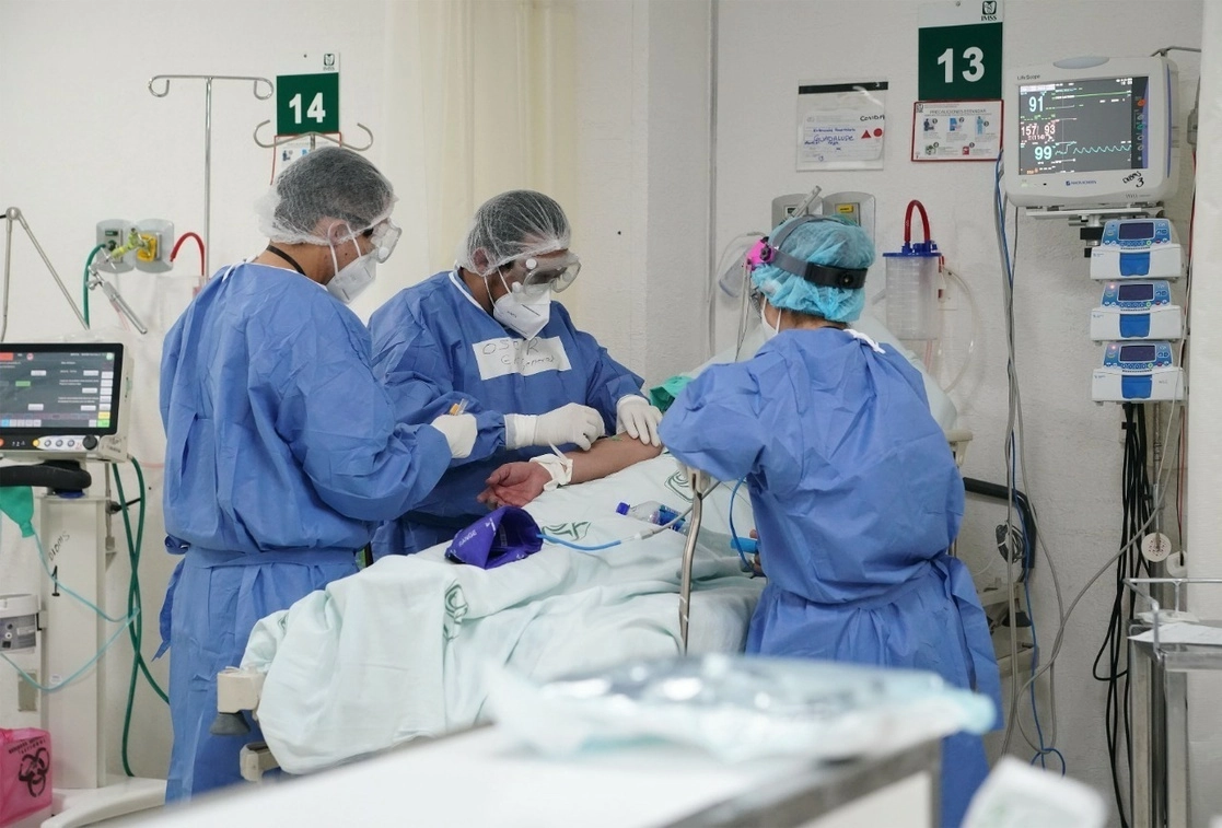 Personal de salud atiende a un paciente en imagen de archivo. Foto IMSS