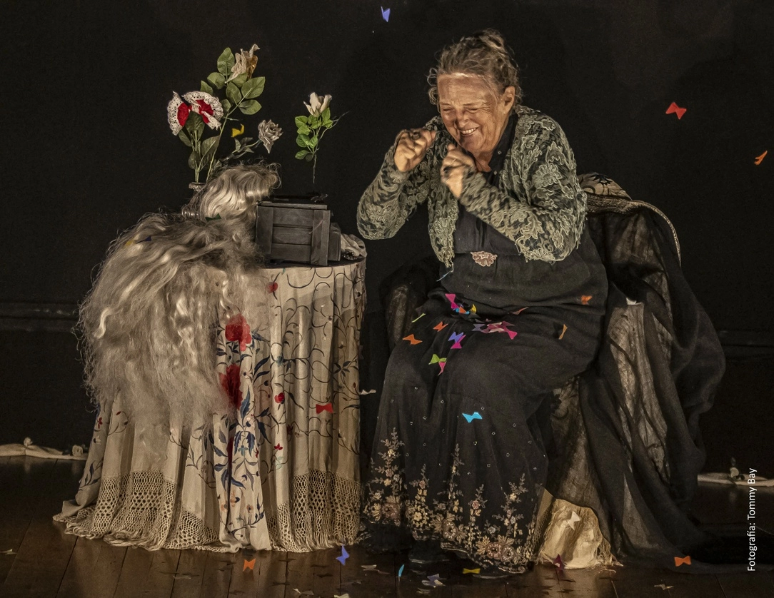 Odin Teatret es la base de la Escuela Internacional de Antropología Teatral. Arriba, Julia Varley en una escena del unipersonal 'Las mariposas de doña Música', que se presentará por primera vez en México, con la dirección de Barba, en el segundo Encuentro Escénico Confluencias 2023, del 11 al 19 de enero. Foto Tommy Bay