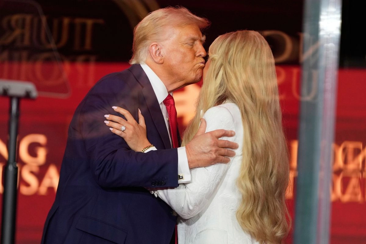 Durante un homenaje en un estadio de Glendale, Arizona, Donald Trump expresó: "Odio a mis oponentes", y anunció que otorgará a Charlie Kirk, asesinado el 10 de septiembre, la Medalla Presidencial de la Libertad. Participaron como oradores JD Vance, Marco Rubio y Pete Hegseth, entre otros altos funcionarios. En la imagen, el magnate besa a Erika Kirk, viuda del 'influencer'.