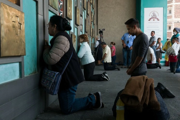 En la Basílica de Guadalupe las misas son a puerta cerrada tras la activación de la Fase 2 de Covid-19. Foto Cuartoscuro 