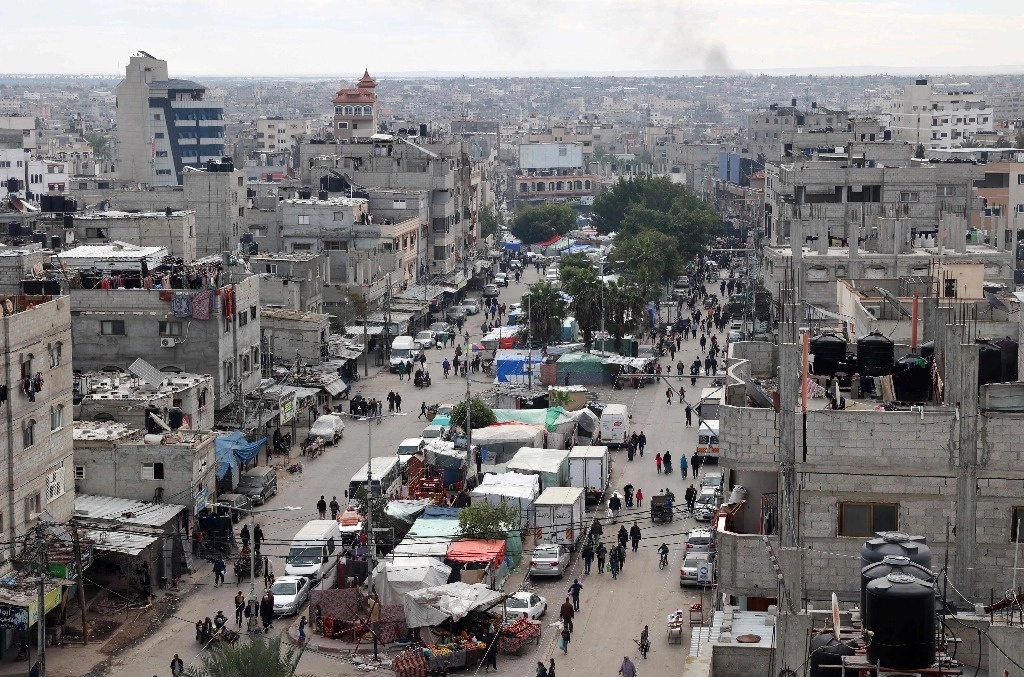 Más de un millón de palestinos están hacinados en Rafá, en el extremo sur de la franja de Gaza, en la frontera con Egipto, donde muchos viven en campos de tiendas de campaña y refugios improvisados tras huir de los bombardeos israelíes en otras zonas del enclave, el 14 de febrero de 2024. Foto Afp 