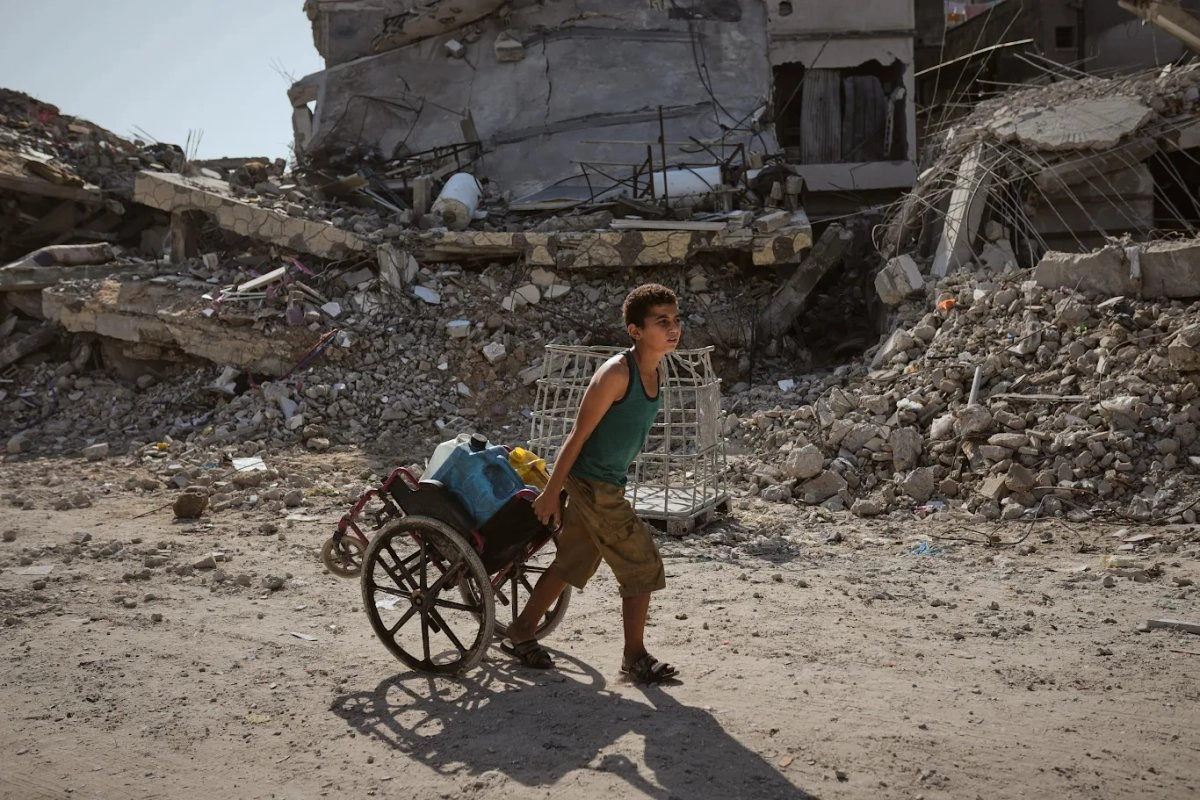 Autoridades del enclave denunciaron que más de 19 mil estudiantes han sido asesinados desde que Israel inició sus ataques en 2023. Foto