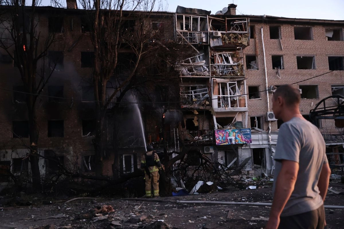 Destrucción causada por ataques rusos en viviendas de Zaporiyia, Ucrania, el 30 de agosto de 2025. Foto 