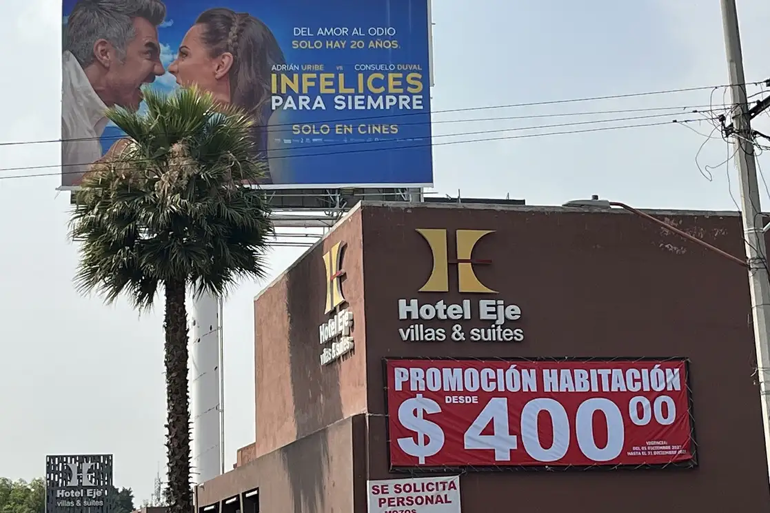 El gasto mínimo de un regalo para celebrar este 14 de febrero será de entre 750 y mil 500 pesos, según estimaciones de la Cámara Nacional de Comercio de la Ciudad de México. Señala que los giros de mayor demanda son chocolates y dulces, peluches, joyería, perfumería, vinos y licores, mientras hoteles ofrecen descuentos y los de lujo paquetes exclusivos para noches románticas hasta de 3 mil 500 pesos, con habitaciones decoradas con rosas. En restaurantes habrá promociones de dos por uno. El sector empresarial prevé una derrama de 4 mil 254 millones de pesos, 37 por ciento más que en 2022. Foto José Antonio López 