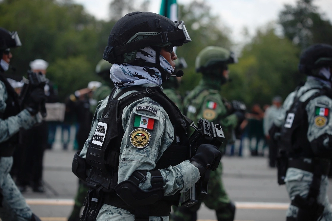 La reforma para ampliar de 2024 a 2028 la participación de las fuerzas armadas en tareas de seguridad pública se promulgó ayer en el DOF. Foto Cristina Rodríguez / Archivo