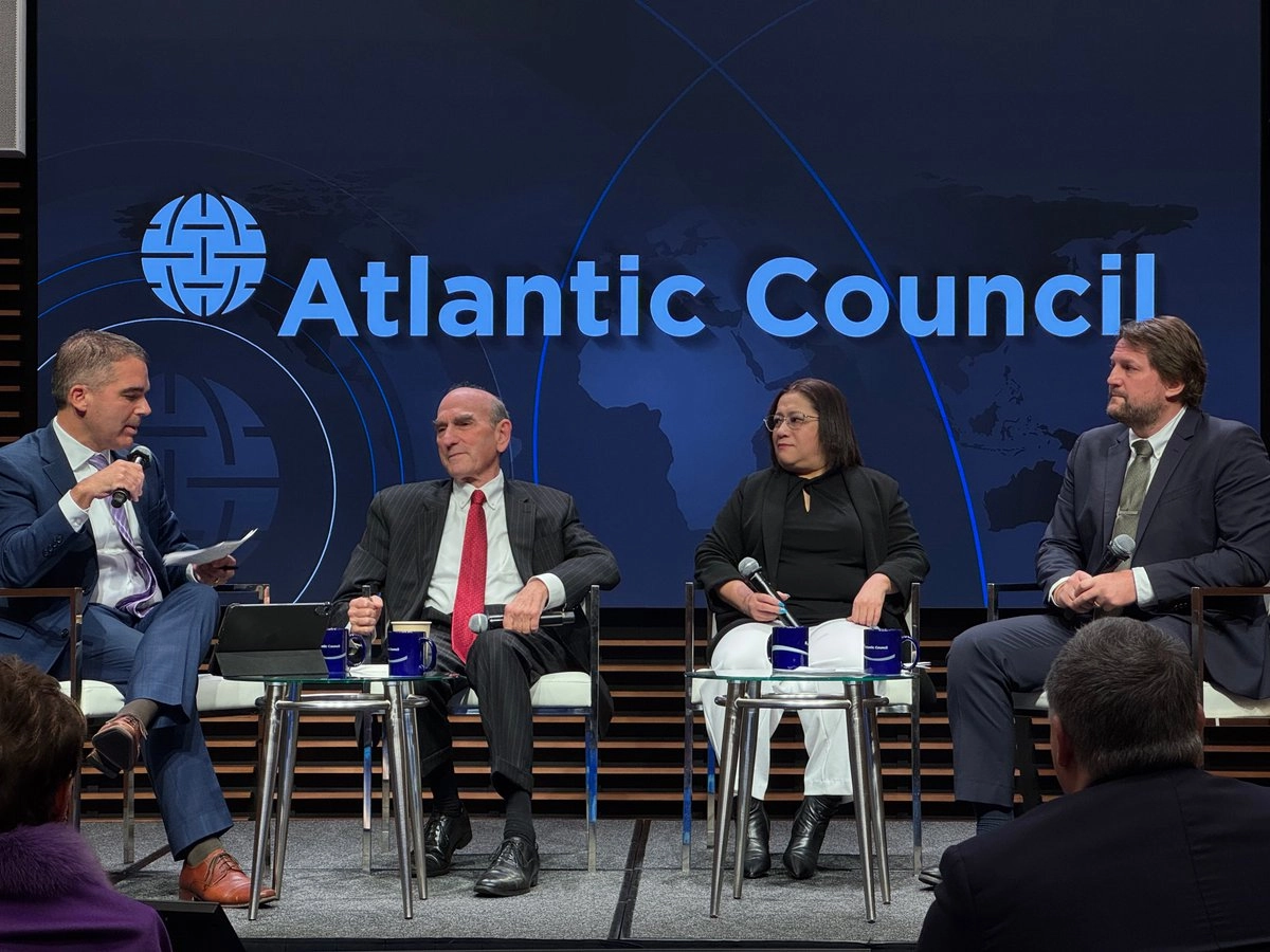 Participantes de una conferencia organizada por el Atlantic Council, en Washington. De izquierda a derecha: Jason Marczak, director del Centro Adrienne Arsht para América Latina; Elliott Abrams, ex representante de Estados Unidos para Venezuela; Iria Puyosa, investigadora de la Iniciativa de Democracia + Tecnología; John Polga-Hecimovich, profesor en la Academia Naval de Estados Unidos. Todos coincidieron en la necesidad de una intervención del gobierno en Venezuela.