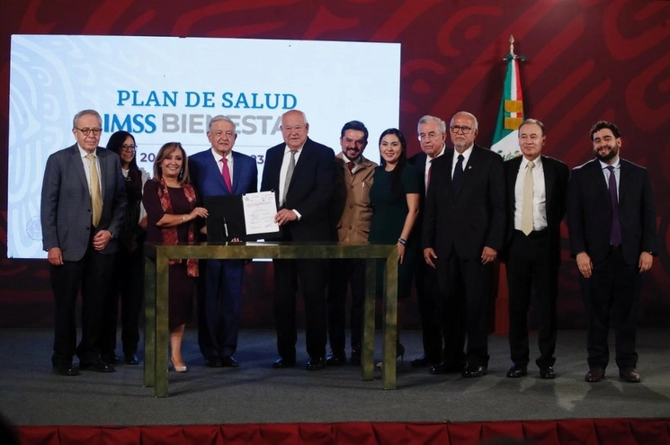 El presidente Andrés Manuel López Obrador firma, junto con los gobernadores de Baja California Sur, Colima, Nayarit, Sinaloa, Sonora y Tlaxcala, así como con el secretario de Salud, Jorge Alcocer, y el titular del IMSS, Zoé Robledo, el Plan de Salud IMSS Bienestar en estos estados en el Palacio Nacional, en la Ciudad de México, el 20 de junio de 2023. Foto Cristina Rodríguez