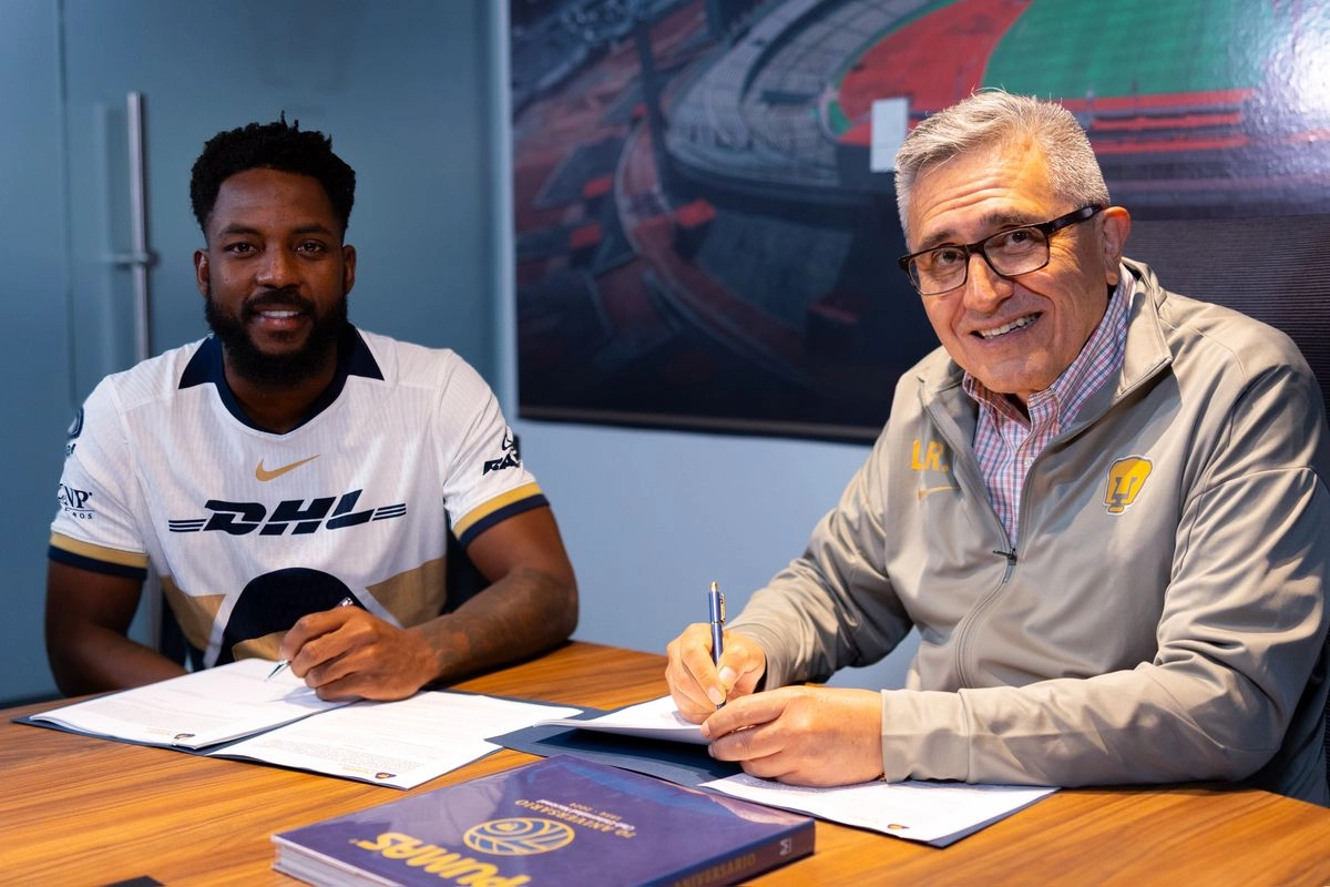 El presidente de los Pumas, Luis Raúl González (der) junto con el futbolista Álvaro Angulo (izq) tras la firma de su contrato. Foto tomada de la cuenta de X