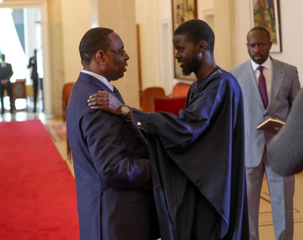 Esta fotografía tomada y distribuida por la Presidencia senegalesa el 28 de marzo de 2024 muestra al presidente saliente de Senegal, Macky Sall (i), saludando al presidente electo de Senegal, Bassirou Diomaye Faye (derecha), antes de una reunión en el palacio presidencial de Dakar. Foto Afp