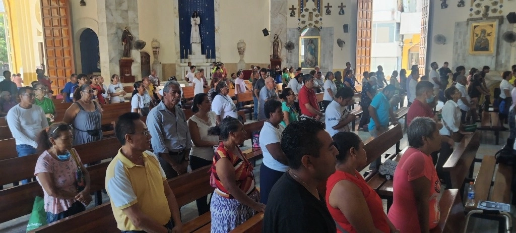 Asistentes a la liturgia en memoria de las víctimas de 'Otis'. Foto Héctor Briseño