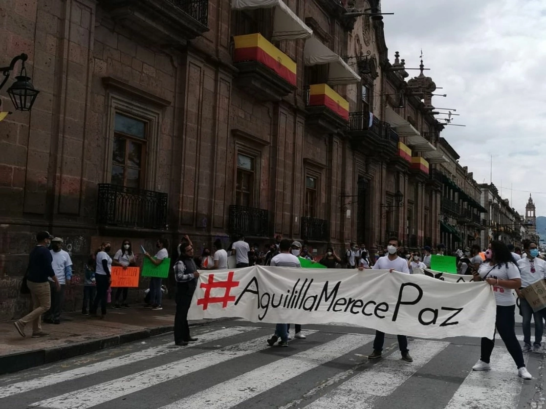 Protesta frente al Palacio de Gobierno de Michoacán para exigir a las autoridades federales y estatales que garanticen la seguridad en Aguililla. Foto tomada del Twitter de @luisbarnav