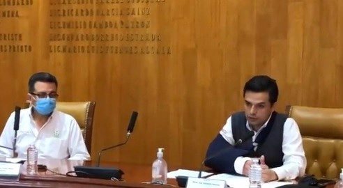 El titular del IMSS, Zoe Robledo (der) durante la firma del convenio. Fotograma tomado del video publicado en la cuenta de Twitter @zoerobledo
