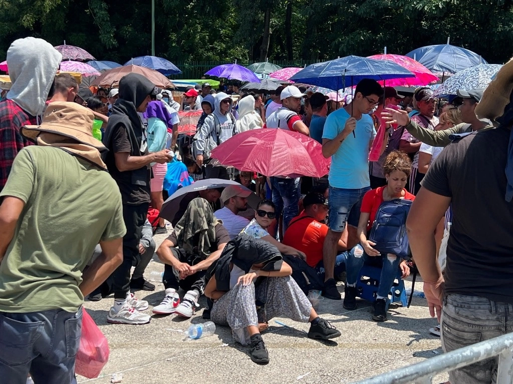 La oficina provisional de la Comar atiende a migrantes en el Parque Los Cerritos, en Tapachula, Chiapas. Foto Edgar H. Clemente
