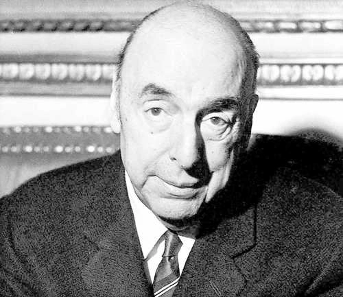 Pablo Neruda se comprometió en 1946 con la candidatura de González Videla, pero, ya en el poder, aquél lo mandó perseguir. En la imagen, el poeta retratado en París, el 21 de octubre de 1971. Foto Afp