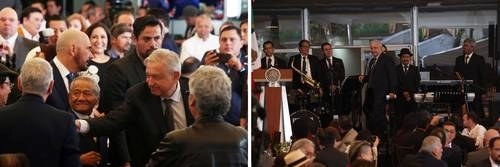 El presidente Andrés Manuel López Obrador en el festejo del 75 aniversario de la Asociación de Autores y Compositores. Lo acompaña el titular las SACM, Armando Manzanero. Foto Jesús Villaseca