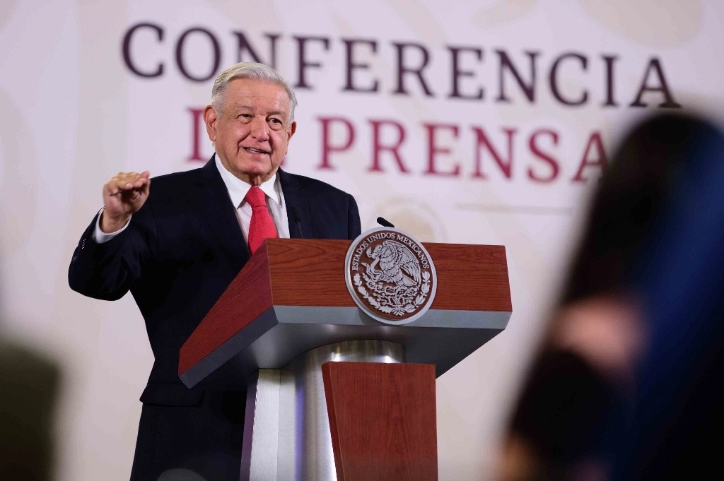 El presidente Andrés Manuel López Obrador señaló durante su conferencia de prensa matutina en el salón Tesorería de Palacio Nacional que tiene un profundo amor al pueblo porque a lo largo de su trayectoria política lo ha sacado adelante. Foto ‘La Jornada’