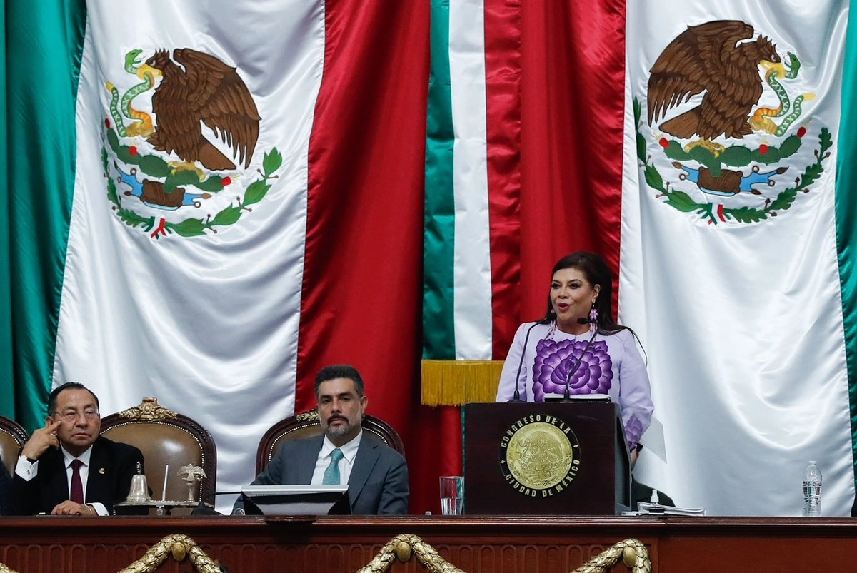 La mandataria anunció ante el Congreso capitalino el envío de cinco iniciativas en materia de cuidados, de género y seguridad. Durante su mensaje, indicó que la ciudad ha enfrentado siete lluvias torrenciales y 7 mil personas afectadas reciben ayuda. También ofreció a los grupos parlamentarios dialogar de manera periódica. Foto 