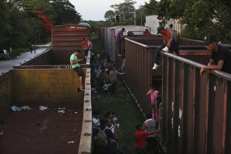 Migrantes centroamericanos que utilizan el tren llamado La Bestia para intentar llegar al norte son detenidos por fuerzas federales. Foto Ap / archivo
