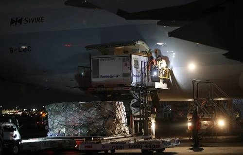 El lote de 65 mil vacunas "envasadas para uso inmediato" de CanSino llegó ayer al AICM desde Pekín. Foto Yazmín Ortega Cortés