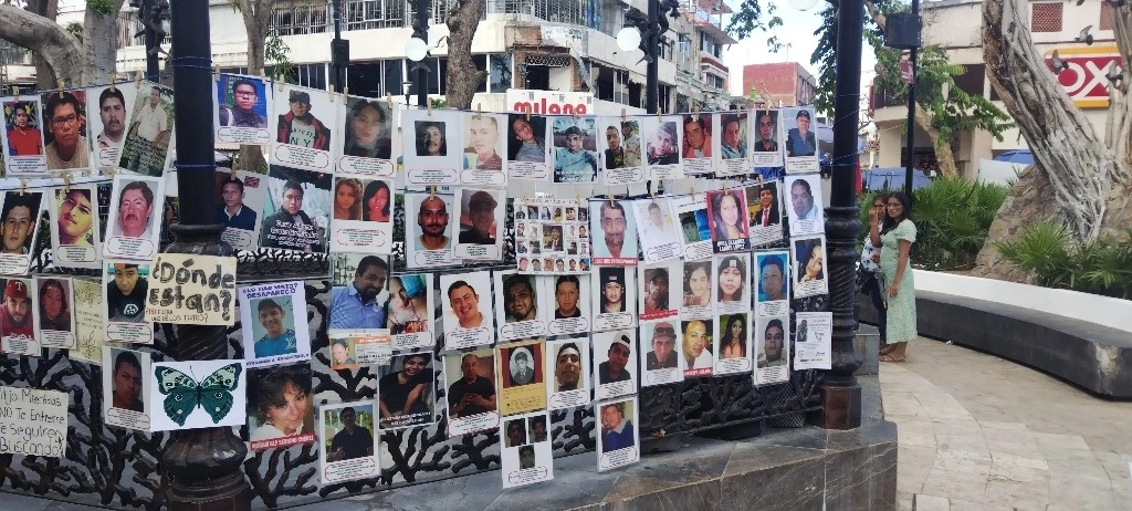 Exposición itinerante de fotografías de personas desaparecidas en Guerrero, en el zócalo de Acapulco, 3 febrero 2024. Foto Héctor Briseño. 