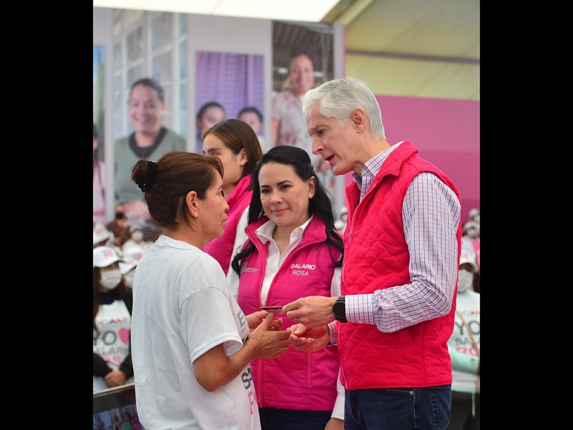 El gobernador del Estado de México, Alfredo del Mazo Maza, entregó cuatro mil 800 tarjetas del programa Salario Rosa a igual número de mujeres en el barrio de Texcacoa. Foto ‘La Jornada’