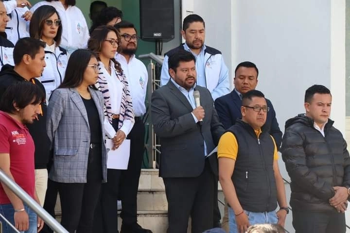 Al funcionario se le notó nervioso pero comprometido con los afectados. Foto Ricardo Montoya