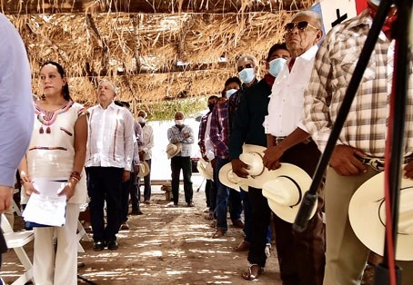 En un encuentro con los ocho gobernadores de esa etnia, el presidente Andrés Manuel López Obrador acordó ayer el Plan de Justicia para el Pueblo Yaqui. Foto Presidencia