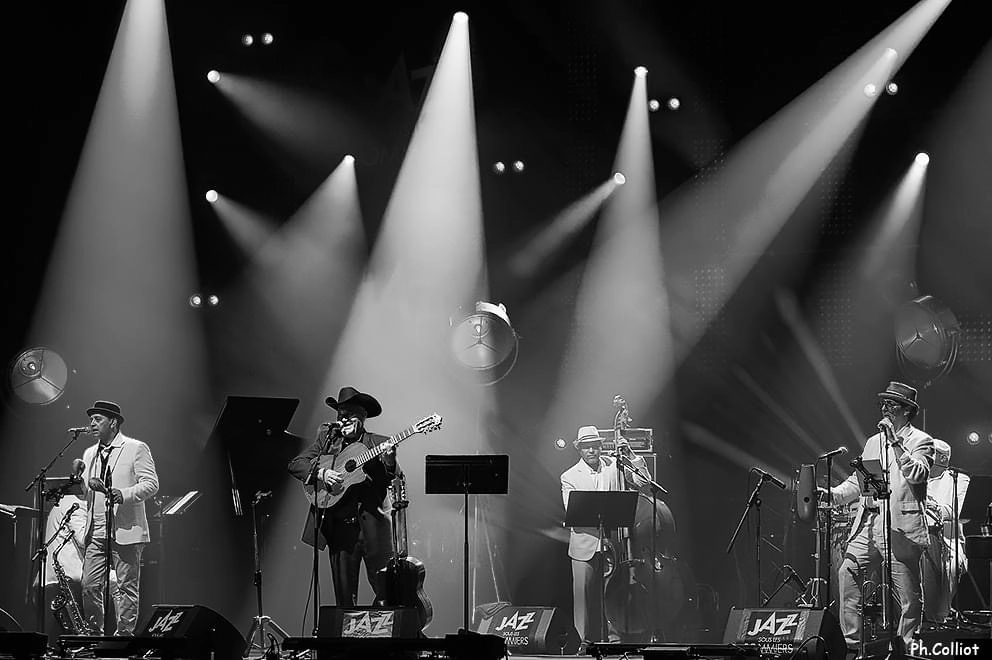 El cantante, tresero, compositor y guitarrista, acompañado por cinco músicos, lució su atuendo en color negro, así como su emblemático sombrero vaquero. Foto tomada de X @EliadesOchoa.