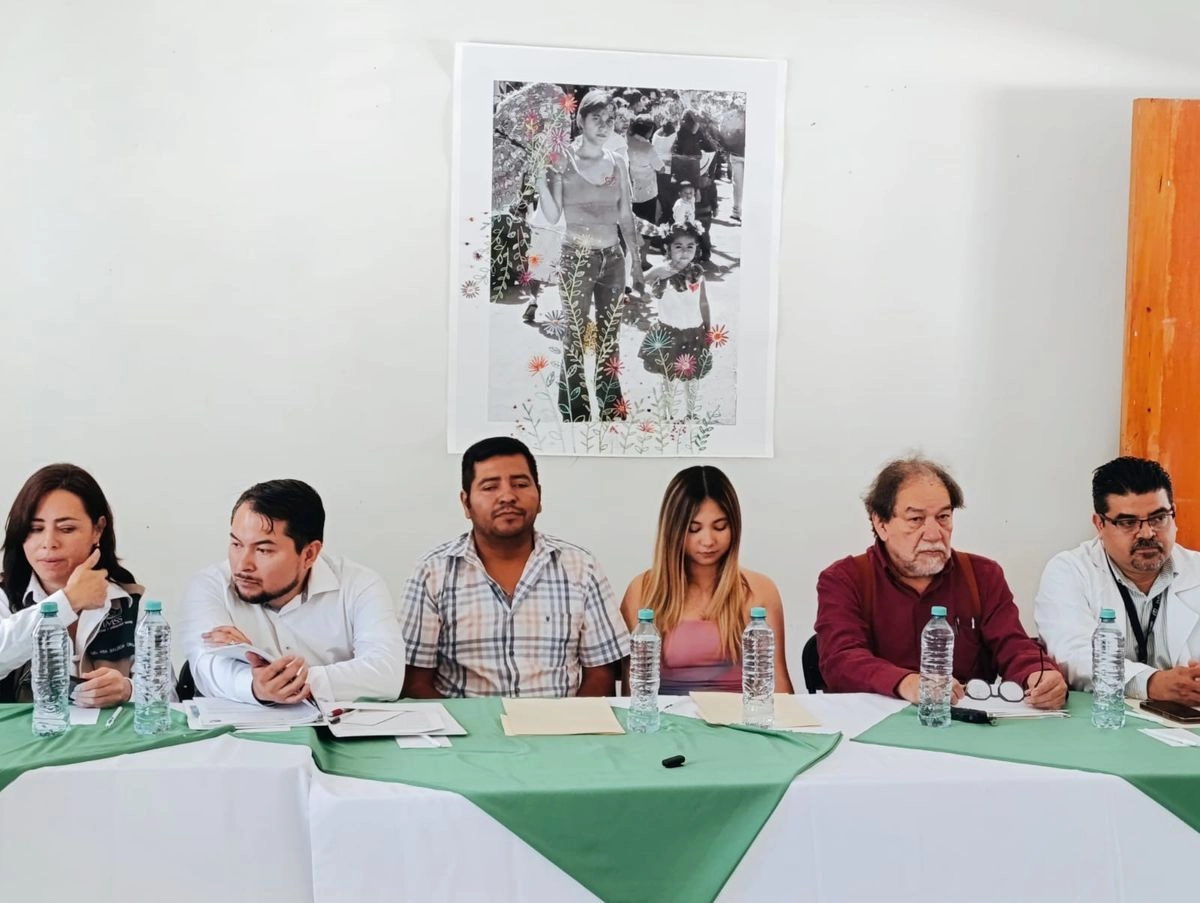 Autoridades del IMSS y familiares de Marisol Martiríz Guzmán durante el acto. Foto 