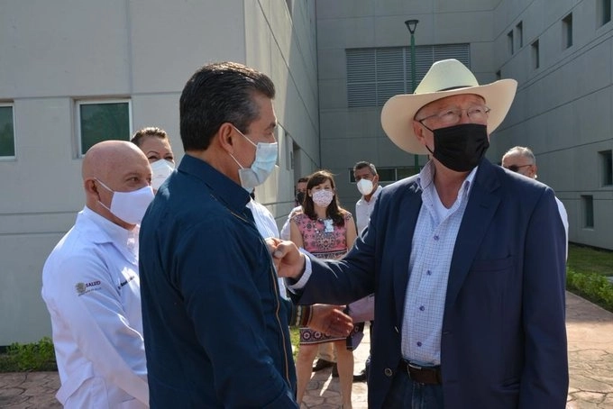 El embajador Ken Salazar junto al gobernador de Chiapas, Rutilio Escandón. Foto @USAmbMex
