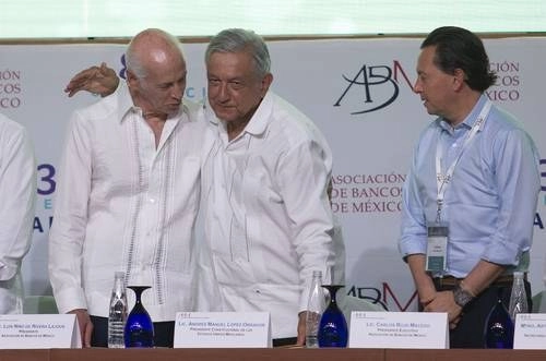 Luis Niño de Rivera, Andrés Manuel López Obrador y Carlos Rojo, en la clausura de la 83 Convención Bancaria, en Acapulco, Guerrero. Foto José Carlo González