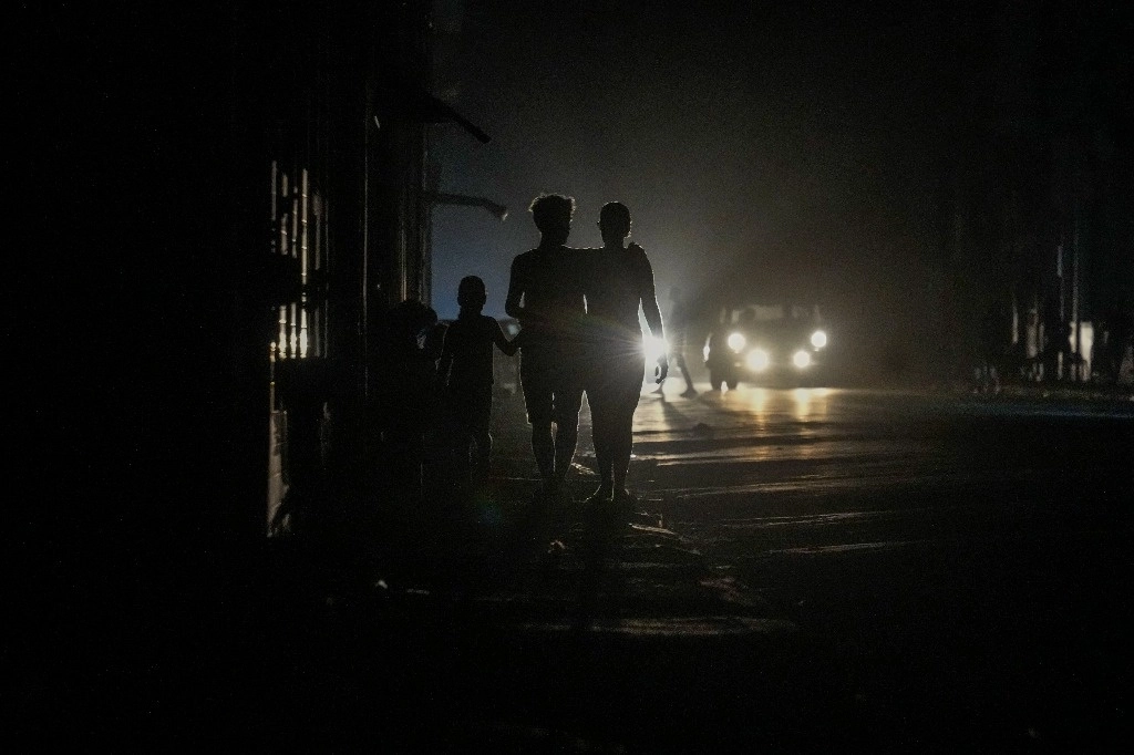 Los residentes caminan por una calle durante un apagón tras la falla de una importante planta eléctrica en La Habana, Cuba, el 20 de octubre de 2024. Foto Ap