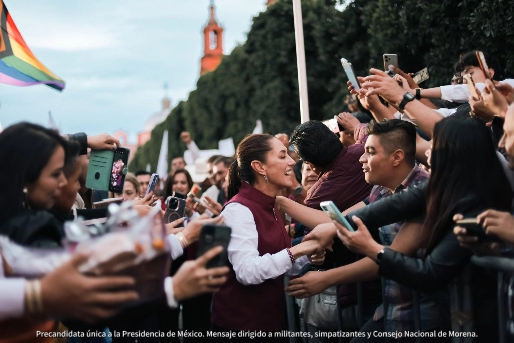 La precandidata de Sigamos Haciendo Historia, Claudia Sheinbaum durante su encuentro con habitantes de Guanajuato. Foto tomada de la cuenta de X @Claudiashein