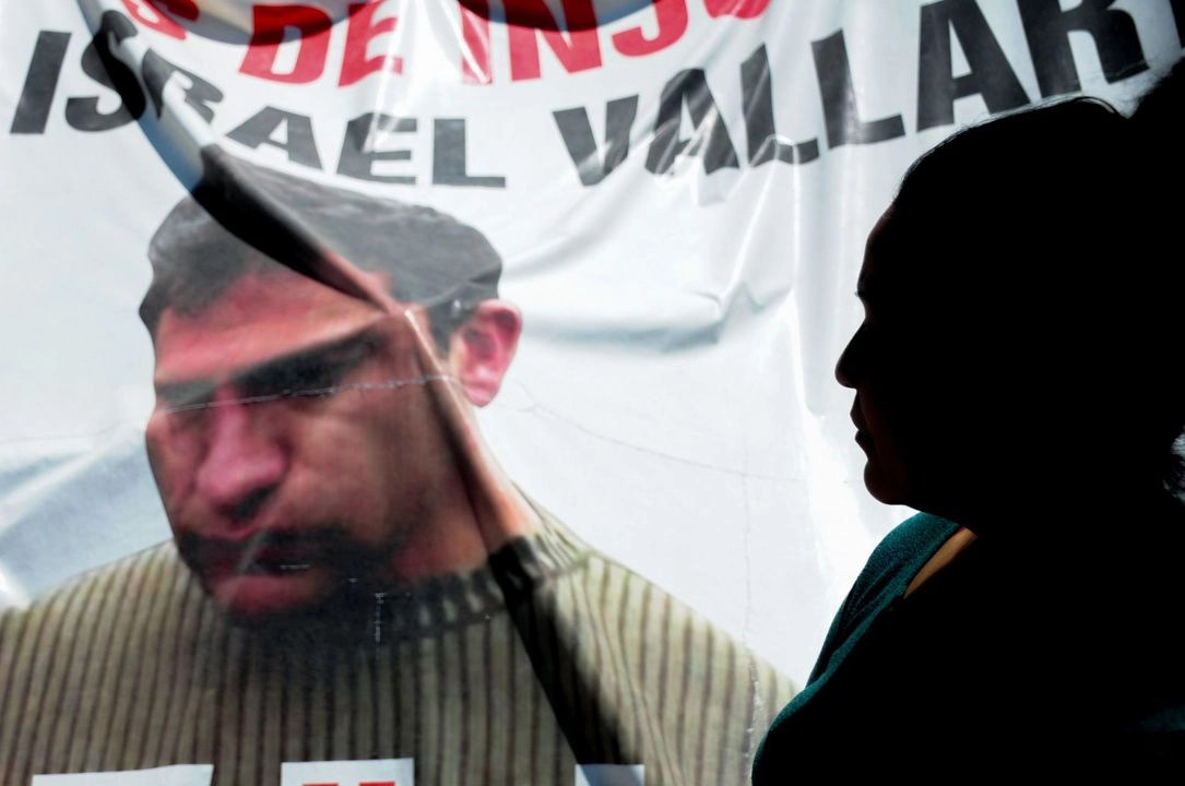 Manta con la fotografía de Israel Vallarta, presunto líder de la banda de secuestradores 'Los Zodiaco'.