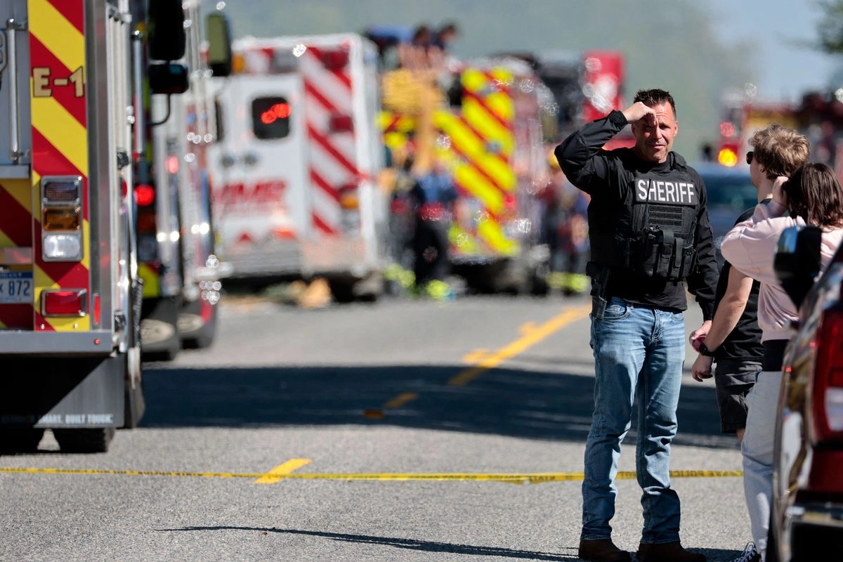 Bomberos y personal de emergencias trabajan en el área donde hubo un tiroteo en una iglesia en Grand Blanc, Michigan, el 28 de septiembre de 2025.