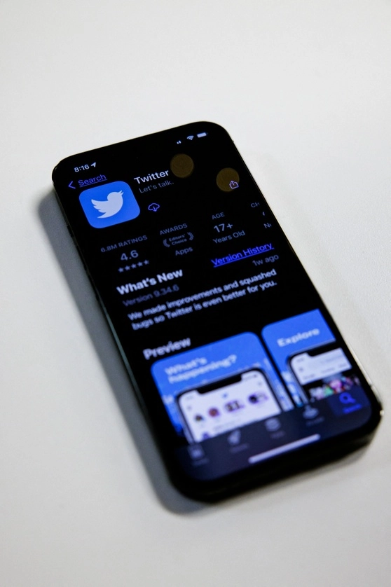 Un teléfono con la app de Twitter. Foto Afp