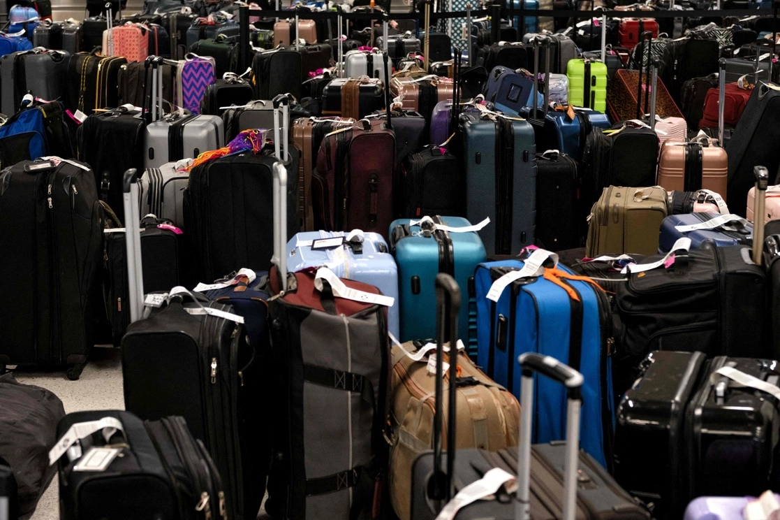 Cientos de maletas se encuentran cerca del área de reclamo de equipaje en el Aeropuerto Internacional de Nashville después de que se cancelaron miles de vuelos por "la tormenta de nieve del siglo". Foto Afp