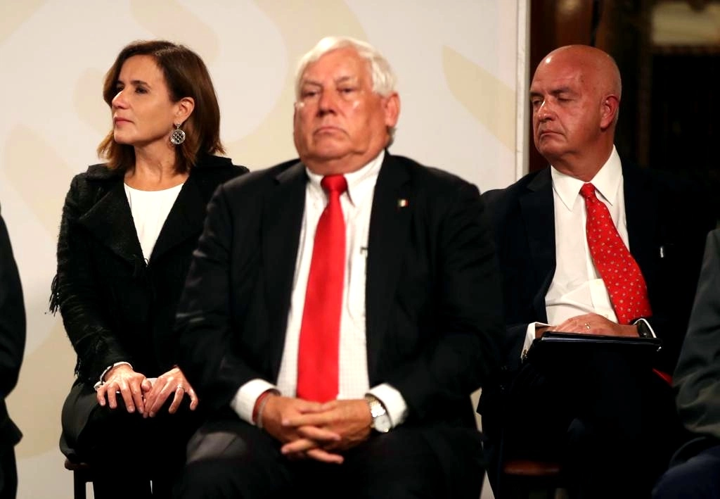 Liliana Mejía de Bimbo, Héctor Villalobos y Manuel Sepúlveda de Walmart, durante la conferencia presidencial en Palacio Nacional, el 4 de mayo de 2022. Foto José Antonio López