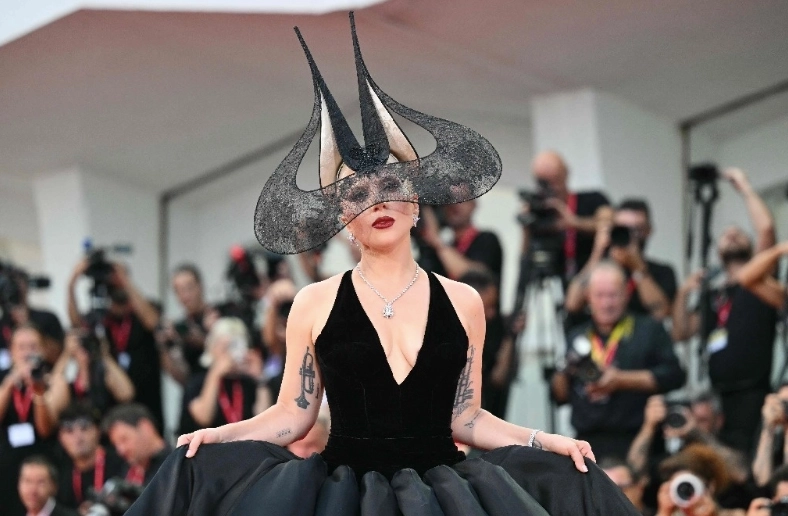 Lady Gaga, de 38 años, durante la alfombra roja de la Mostra italiana. Foto Afp /Archivo